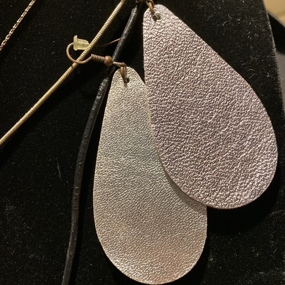 Fashion jewelry bundle 3 necklaces, 2 extra pendants, 1 pair of earrings. - Picture 7 of 10